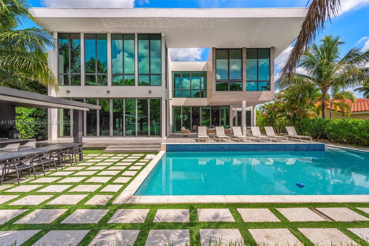 521 Holiday Dr, Hallandale Beach, FL 33009 Photo