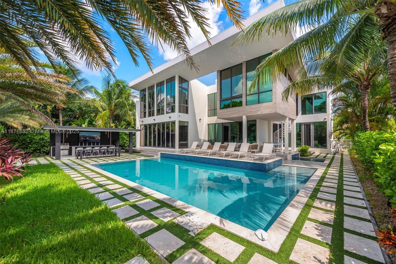 521 Holiday Dr, Hallandale Beach, FL 33009 Photo