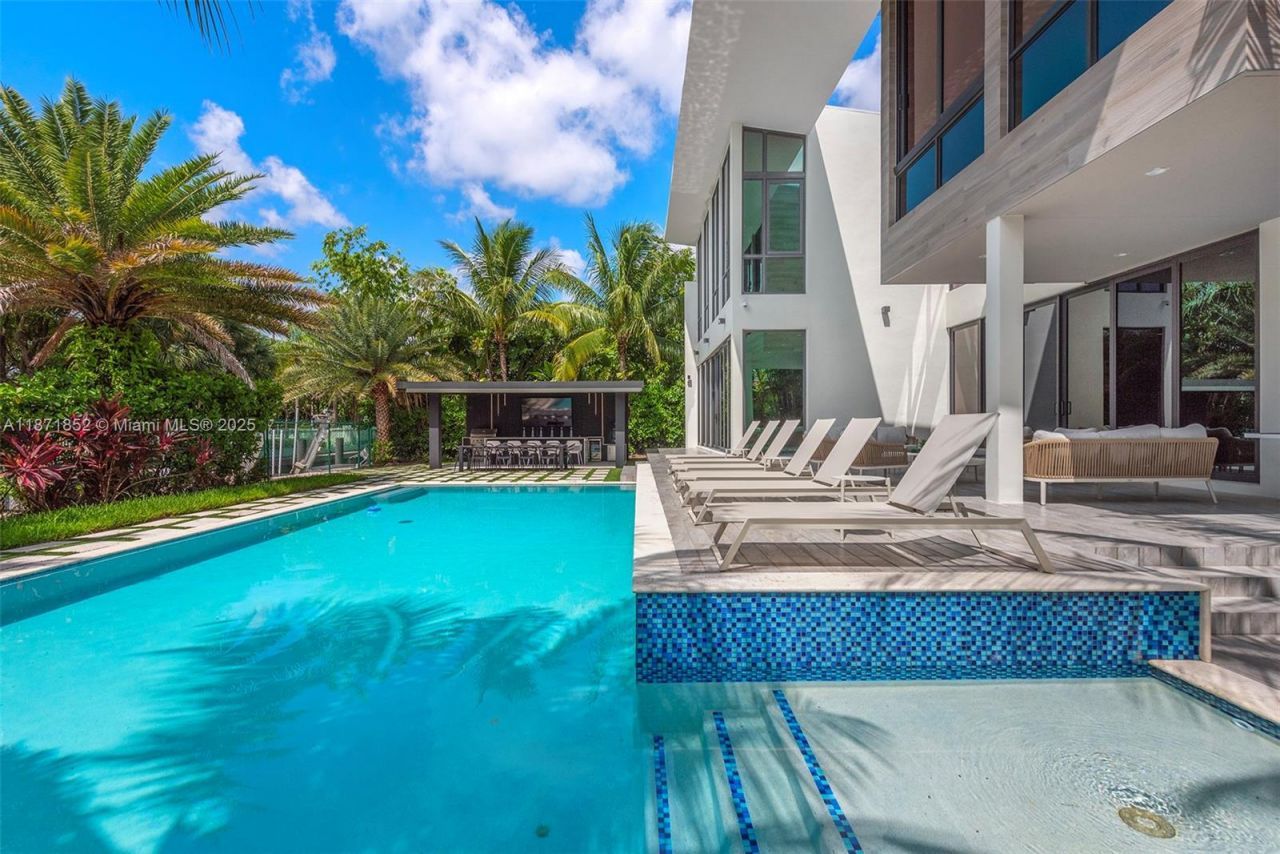 521 Holiday Dr, Hallandale Beach, FL 33009 Photo