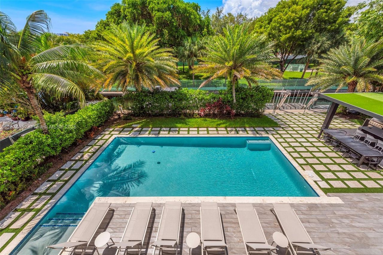 521 Holiday Dr, Hallandale Beach, FL 33009 Photo