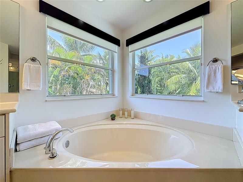 1673 Victoria Pointe Circle, Weston, FL 33327 Photo