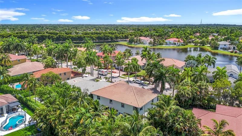 1673 Victoria Pointe Circle, Weston, FL 33327 Photo