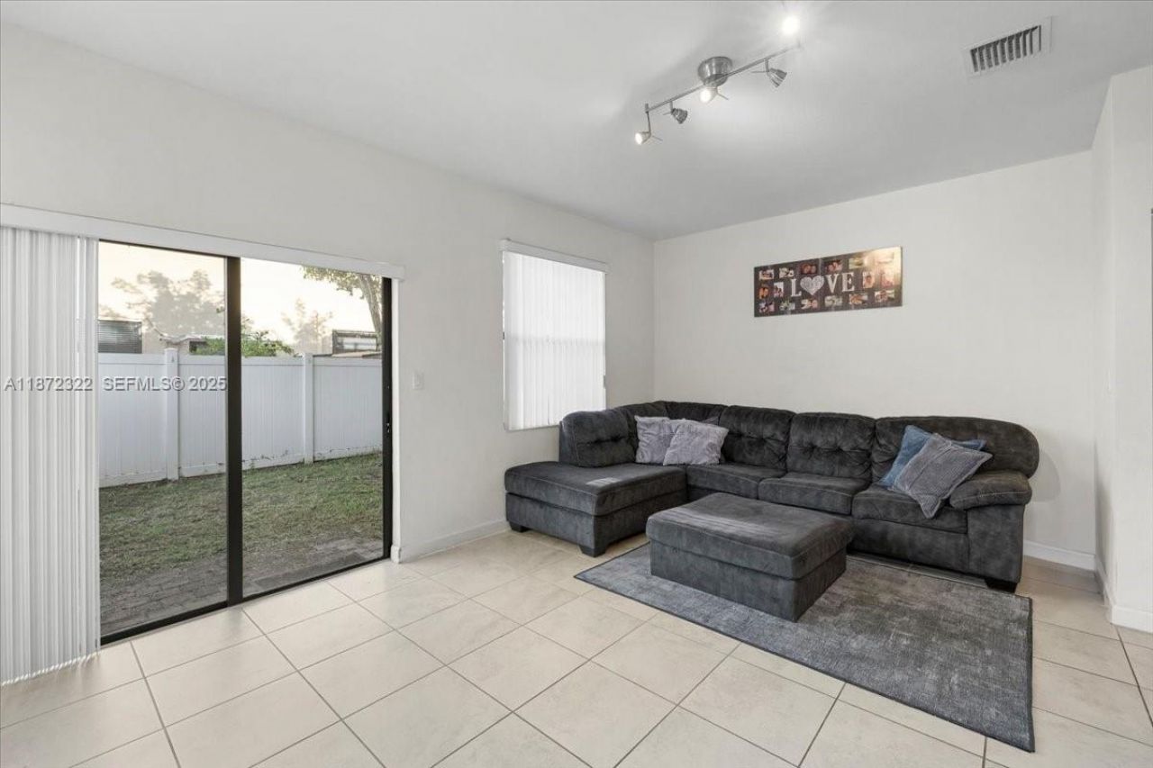 9287 W 33rd Ln, Hialeah, FL 33018 Photo