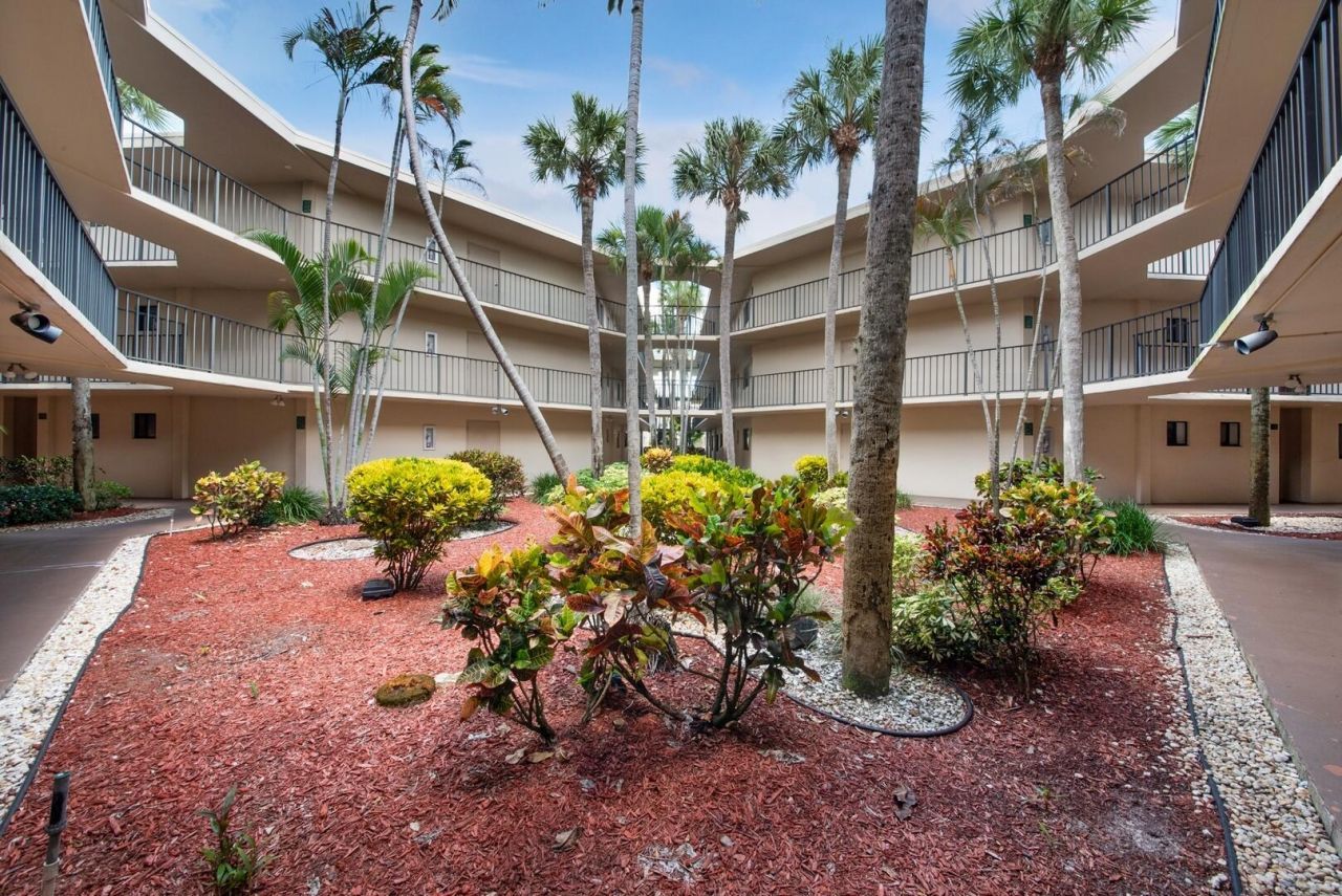 5310 Las Verdes Circle, Unit 118, Delray Beach, FL 33484 Photo