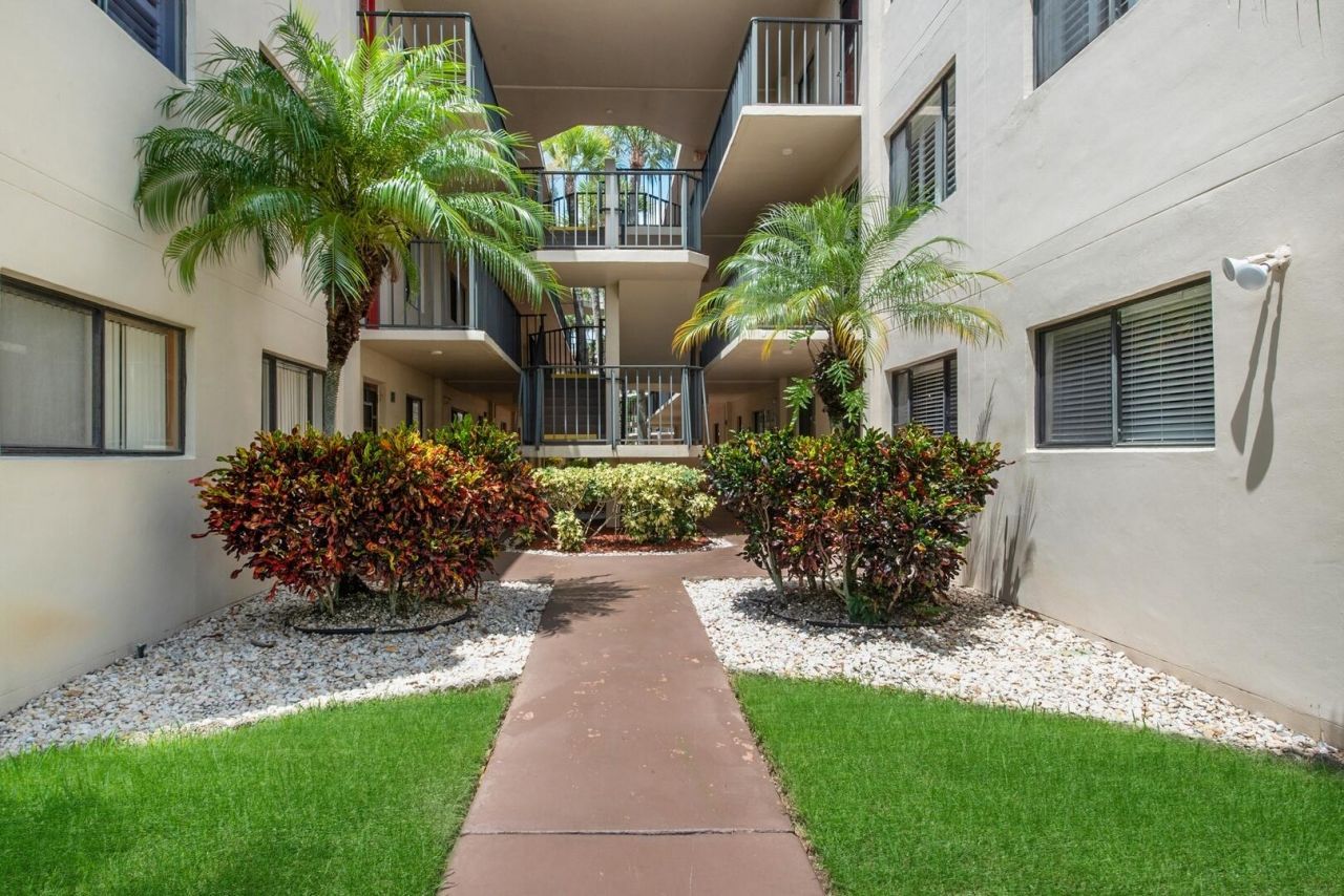 5310 Las Verdes Circle, Unit 118, Delray Beach, FL 33484 Photo