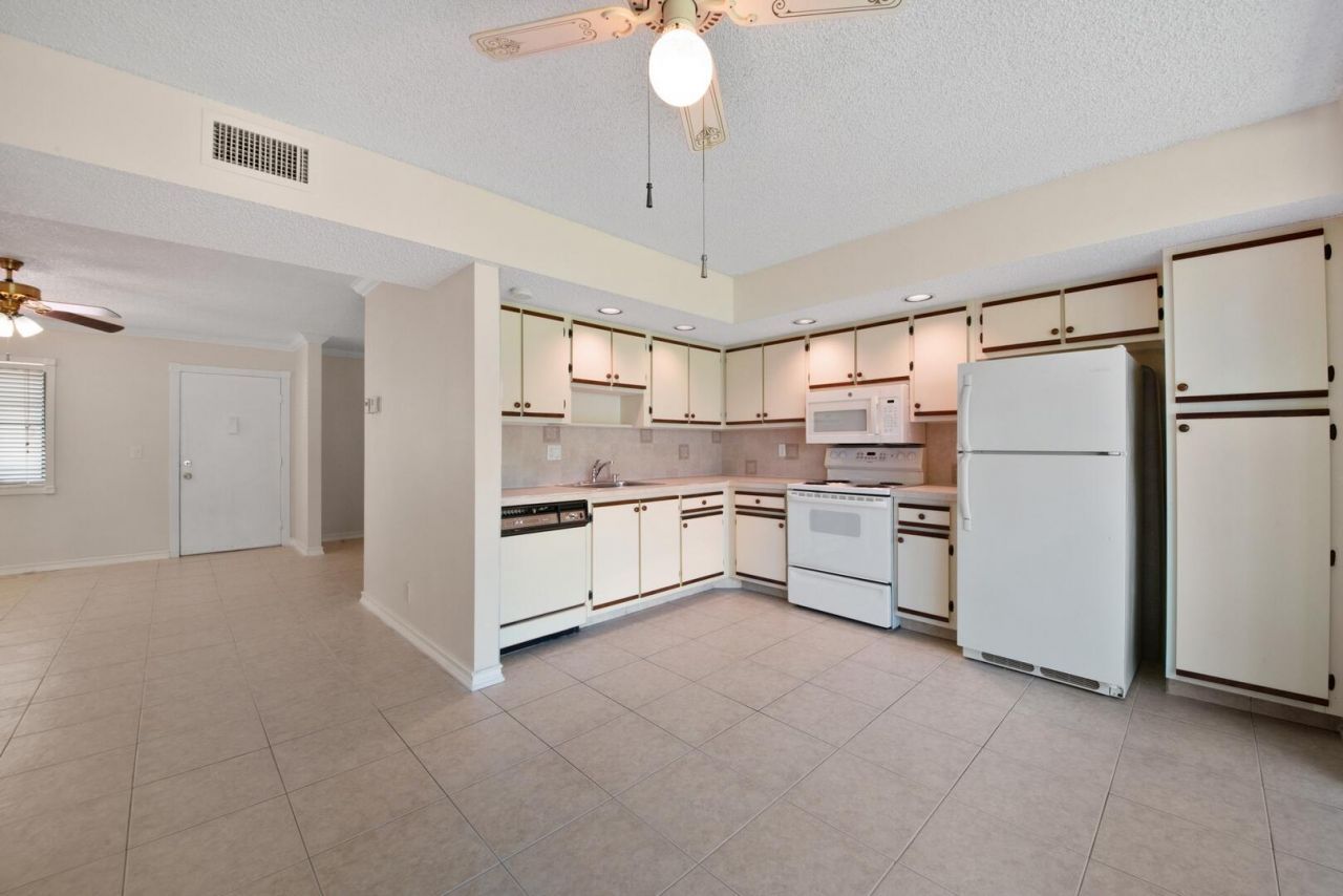 5310 Las Verdes Circle, Unit 118, Delray Beach, FL 33484 Photo