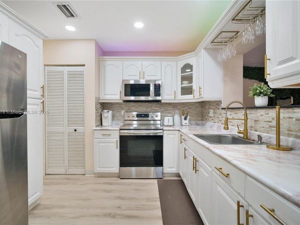 951 NW 148th St, Miami, FL 33168