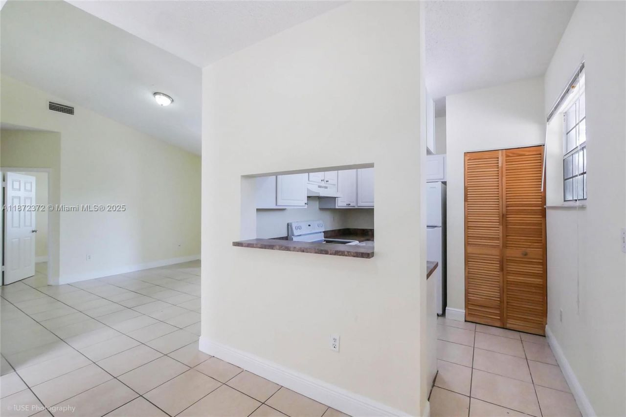 1941 NW 96th Ter, Unit 8L, Pembroke Pines, FL 33024 Photo
