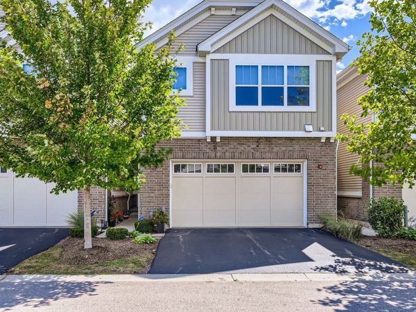 3222 N Heritage Lane, Arlington Heights, IL 60004