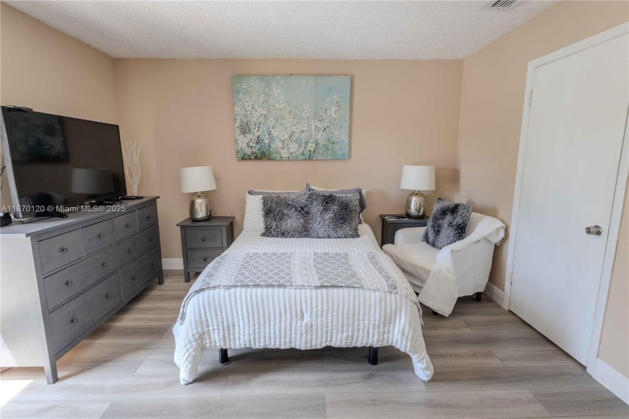 2435 SW 11th St, Unit 9-B, Miami, FL 33135 Photo