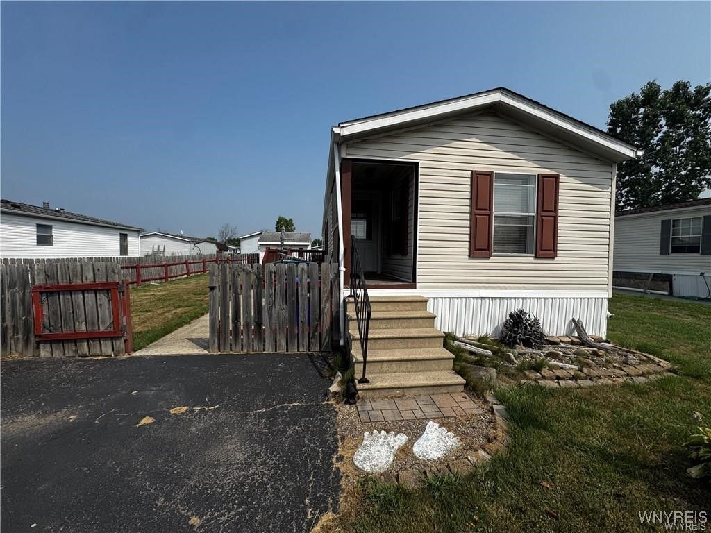 1352 Fernwood Drive, Lockport, NY 14094 Main Photo