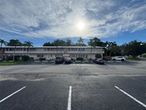 815 SW 10th Ter, Unit 15V, Hallandale Beach, FL 33009