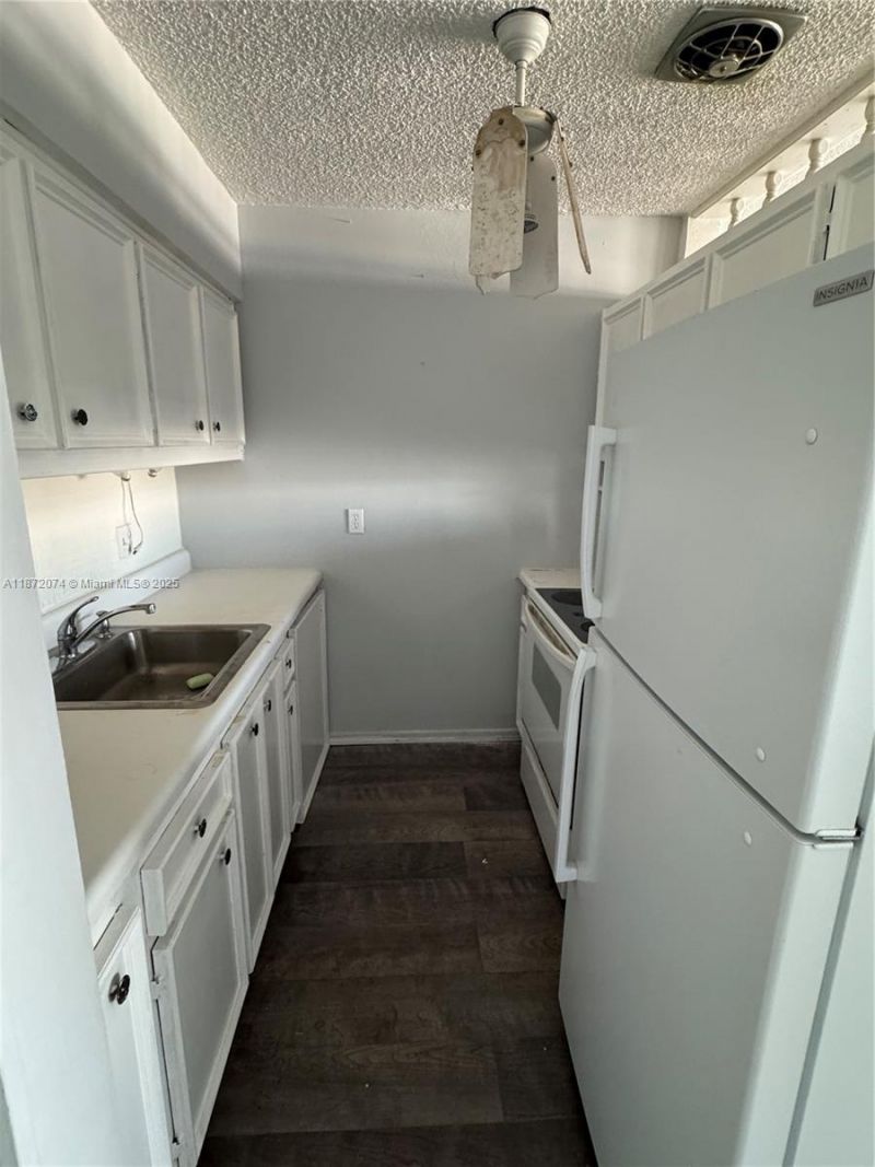 815 SW 10th Ter, Unit 15V, Hallandale Beach, FL 33009 Photo