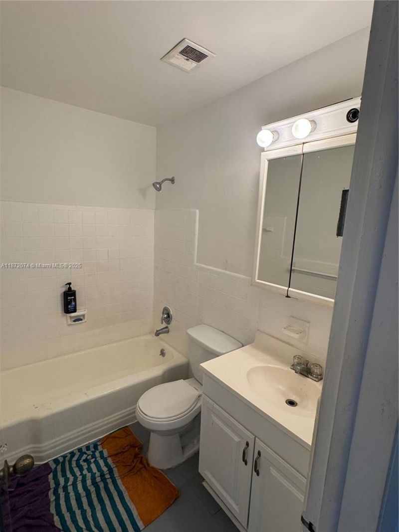 815 SW 10th Ter, Unit 15V, Hallandale Beach, FL 33009 Photo
