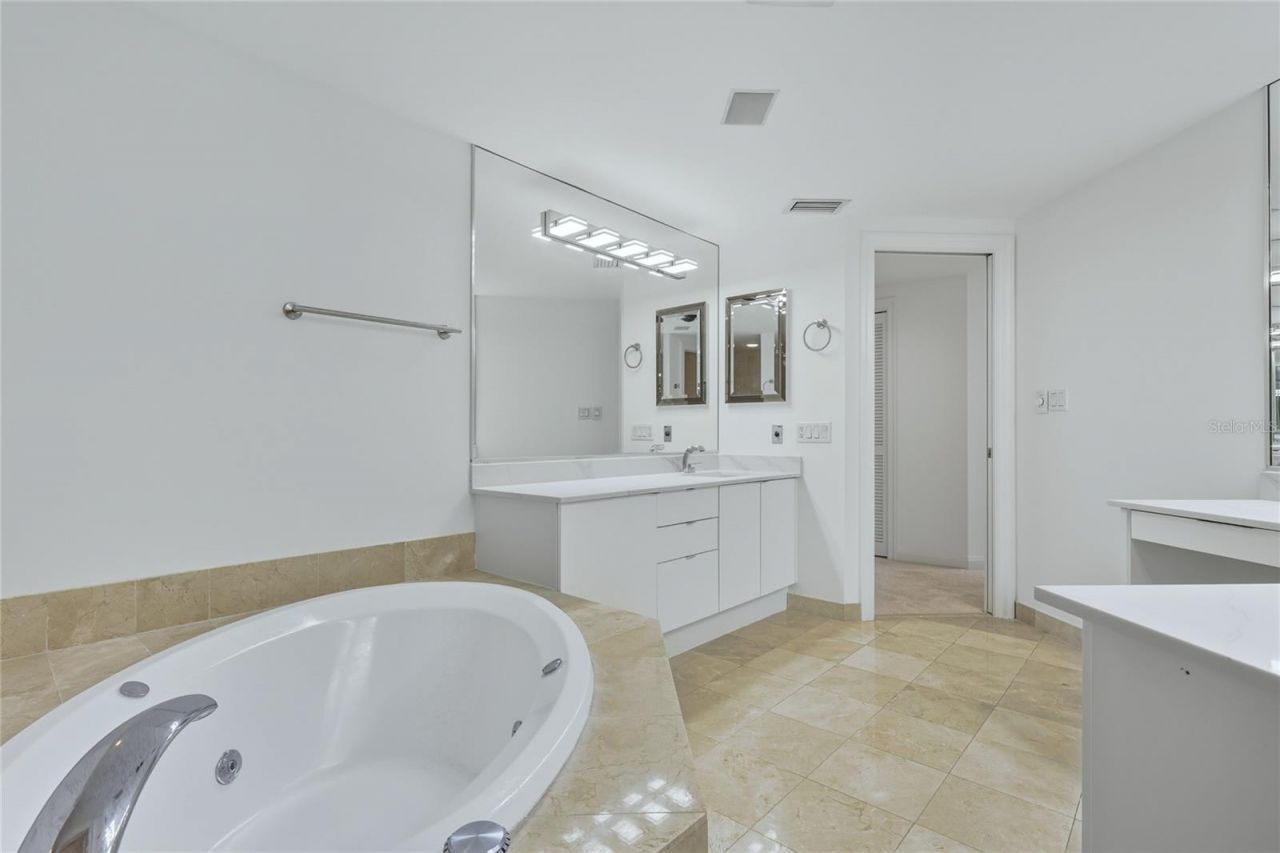 545 Sanctuary Drive, Unit B806, Longboat Key, FL 34228 Photo