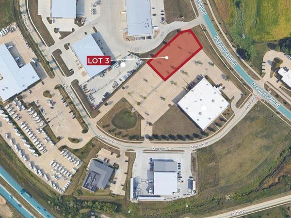 1450 N Center Point Road, Unit Lot 3, Hiawatha, IA 52233