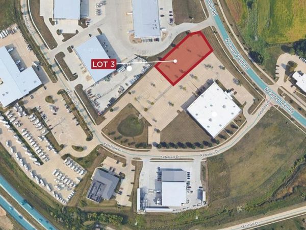 1450 N Center Point Road, Unit Lot 3, Hiawatha, IA 52233