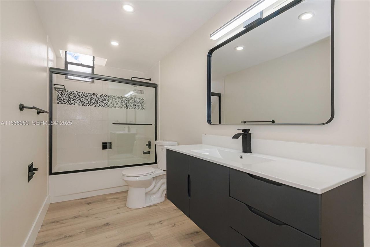 2500 Parkview Dr, Unit 821, Hallandale Beach, FL 33009 Photo