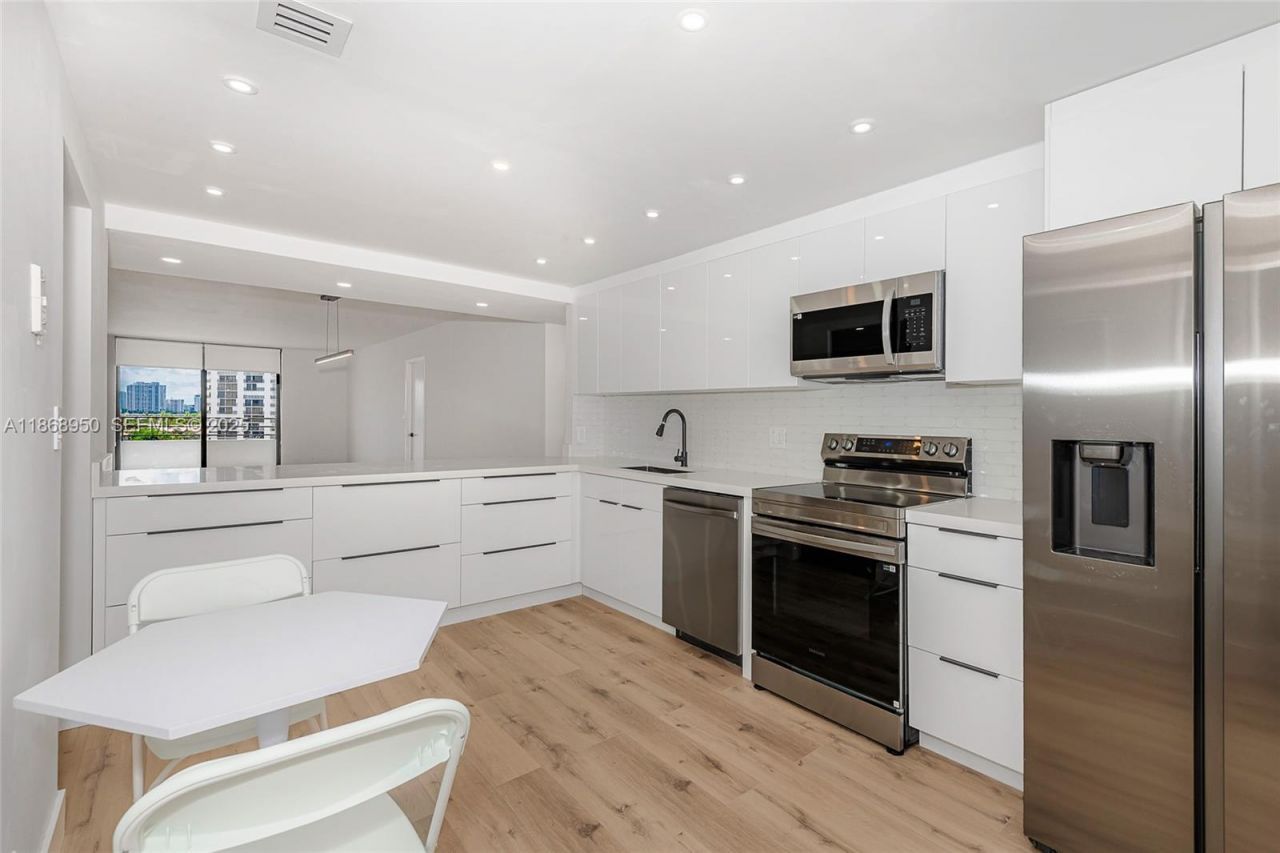 2500 Parkview Dr, Unit 821, Hallandale Beach, FL 33009 Photo