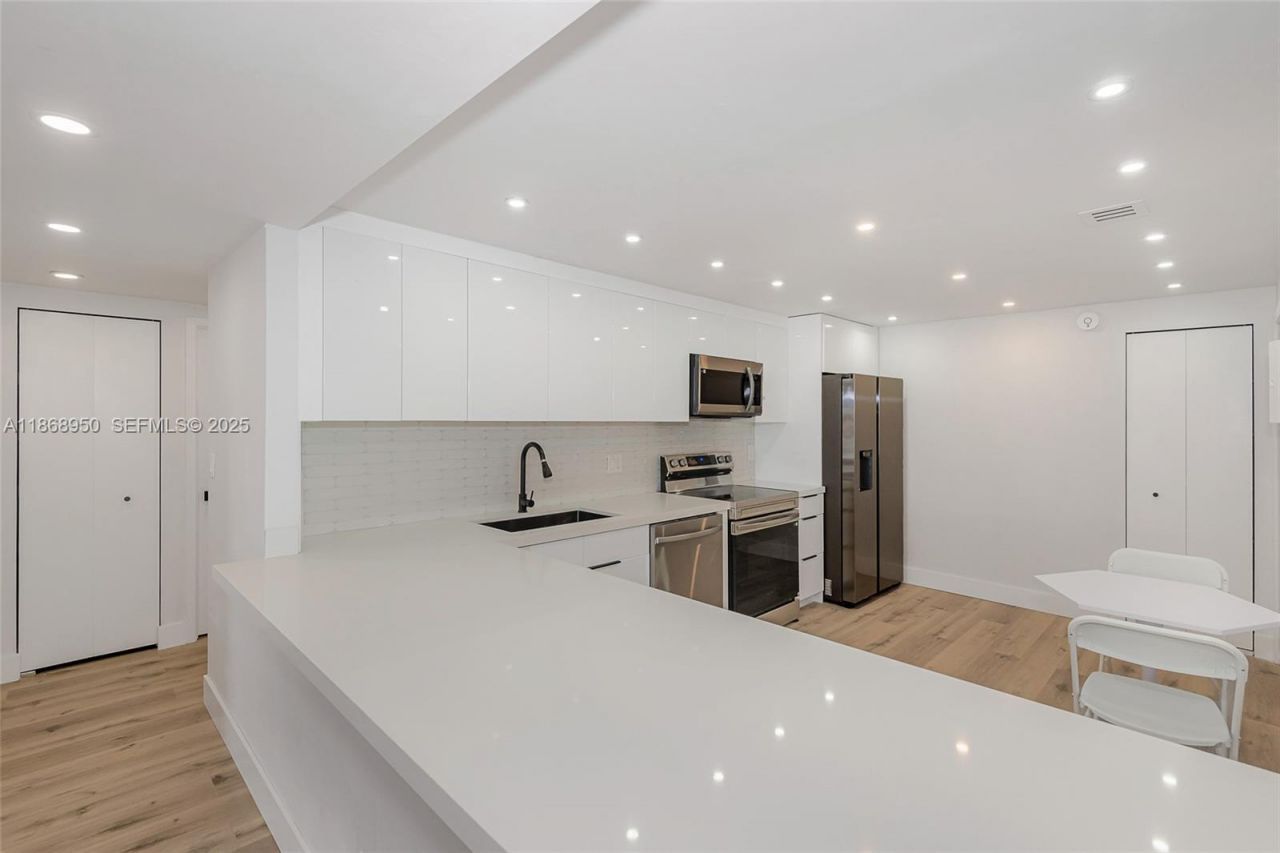 2500 Parkview Dr, Unit 821, Hallandale Beach, FL 33009 Photo