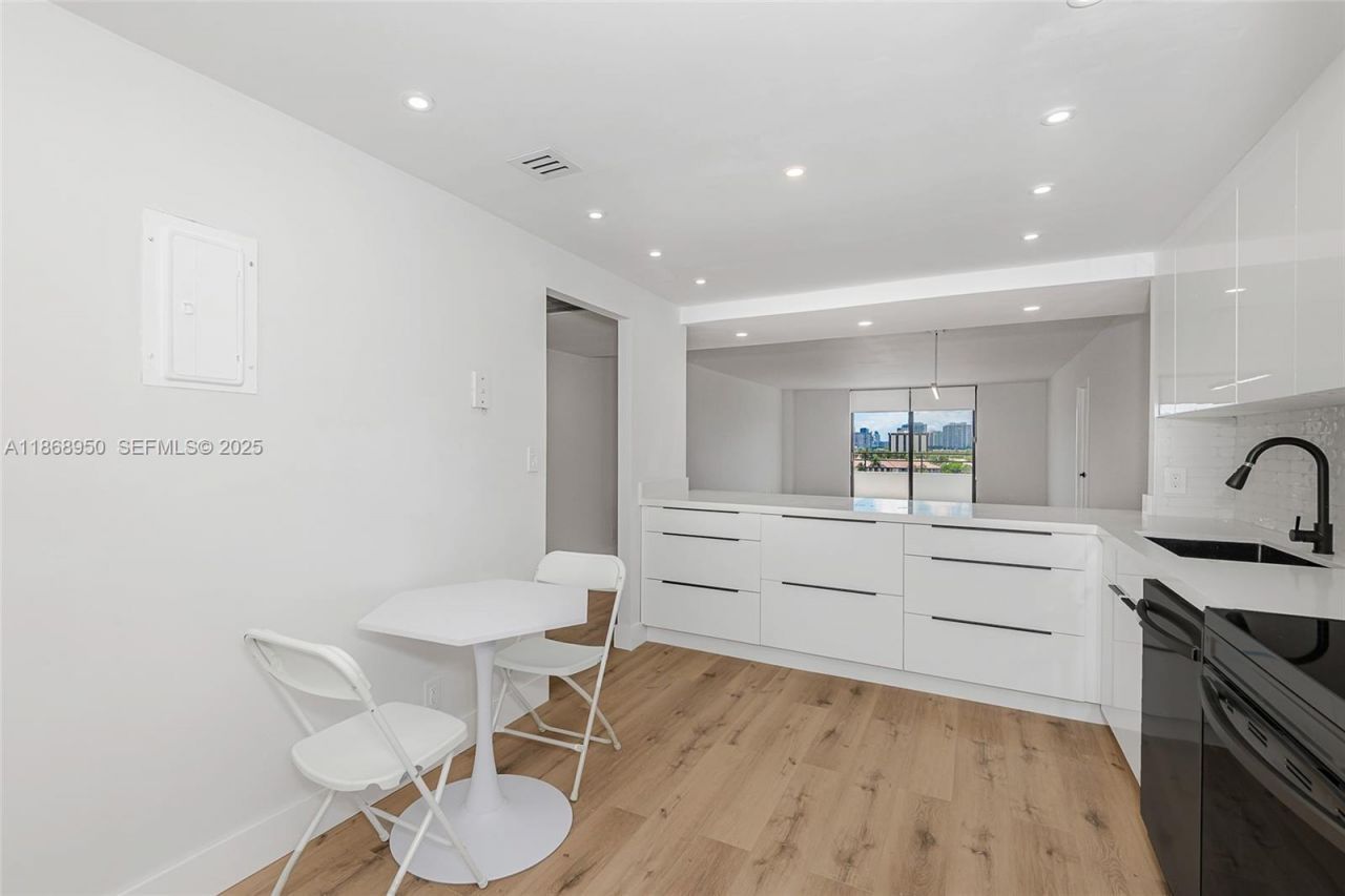 2500 Parkview Dr, Unit 821, Hallandale Beach, FL 33009 Photo