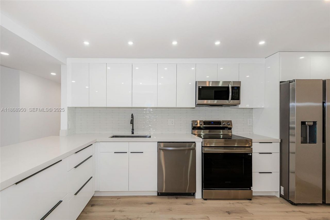 2500 Parkview Dr, Unit 821, Hallandale Beach, FL 33009 Photo