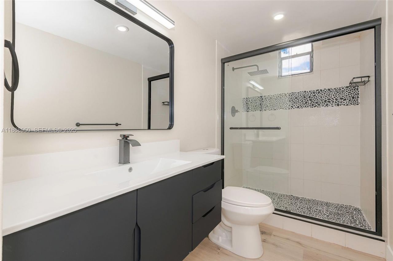 2500 Parkview Dr, Unit 821, Hallandale Beach, FL 33009 Photo