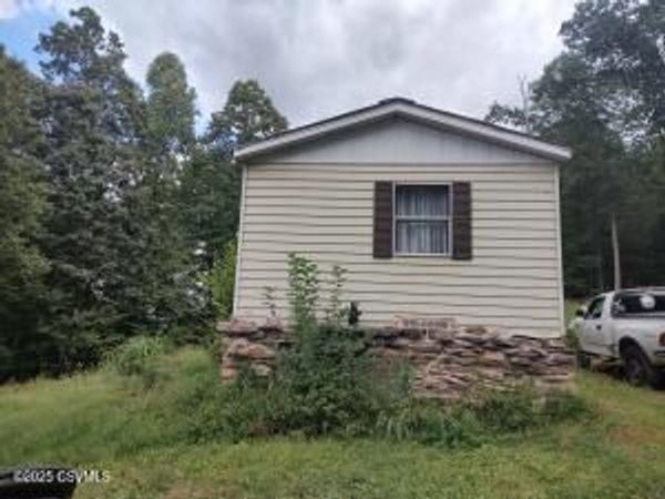 21 STAGE COACH Lane, Nescopeck, PA 18635