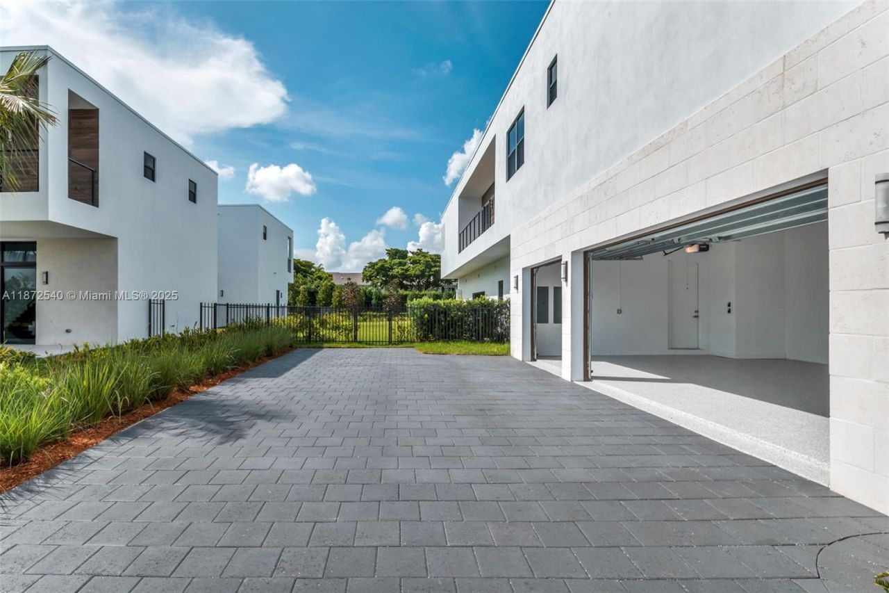 16740 N Botaniko Dr N, Weston, FL 33326 Photo