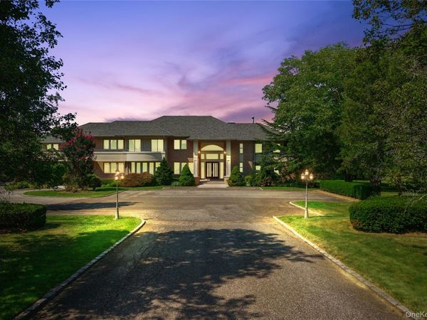 6 Old Wagon Lane, Old Westbury, NY 11568