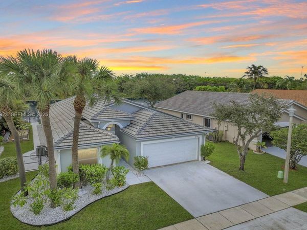 214 SW 180th Ave, Pembroke Pines, FL 33029