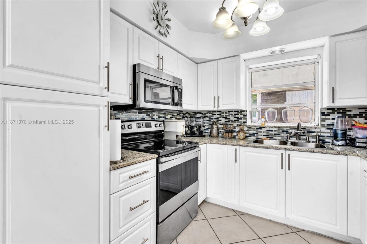 590 W 39th St, Hialeah, FL 33012 Photo