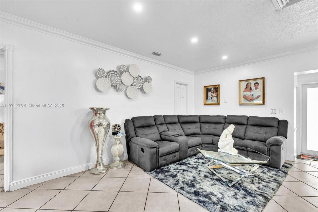 590 W 39th St, Hialeah, FL 33012 Photo