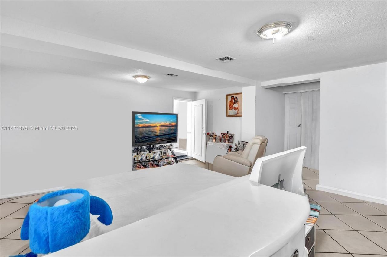 590 W 39th St, Hialeah, FL 33012 Photo