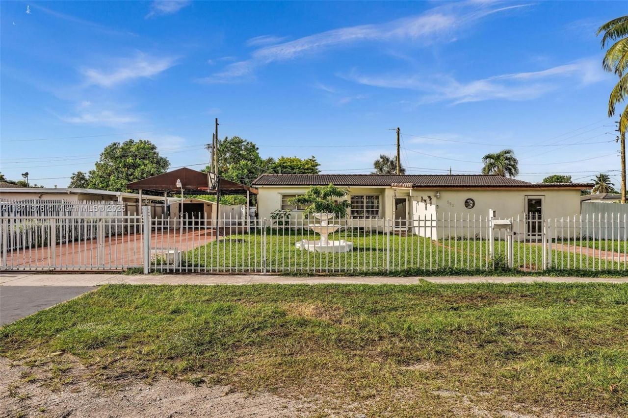590 W 39th St, Hialeah, FL 33012 Photo