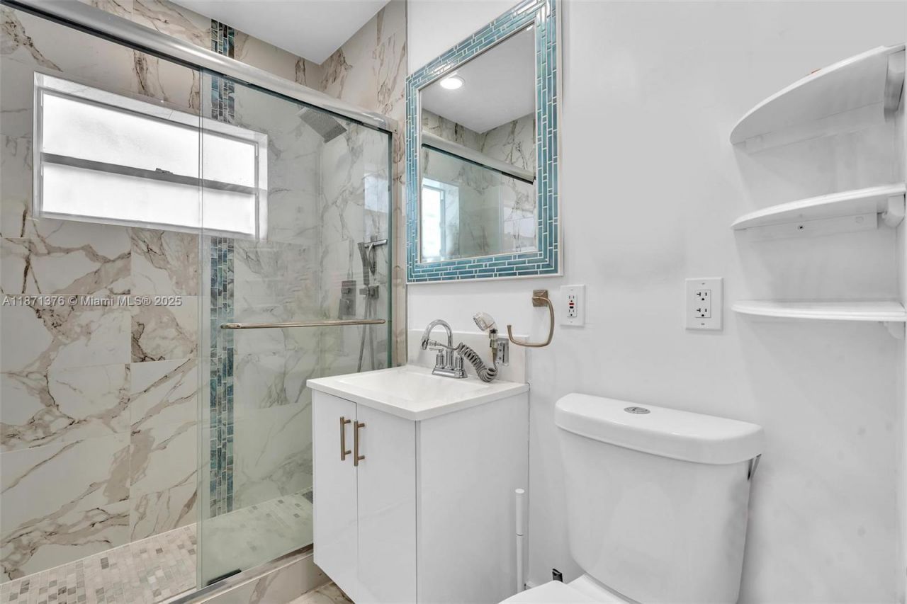 590 W 39th St, Hialeah, FL 33012 Photo