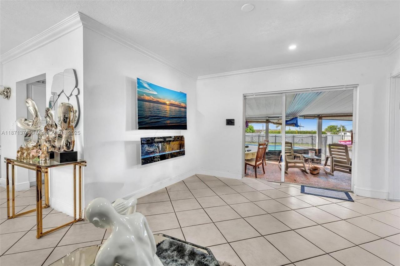 590 W 39th St, Hialeah, FL 33012 Photo