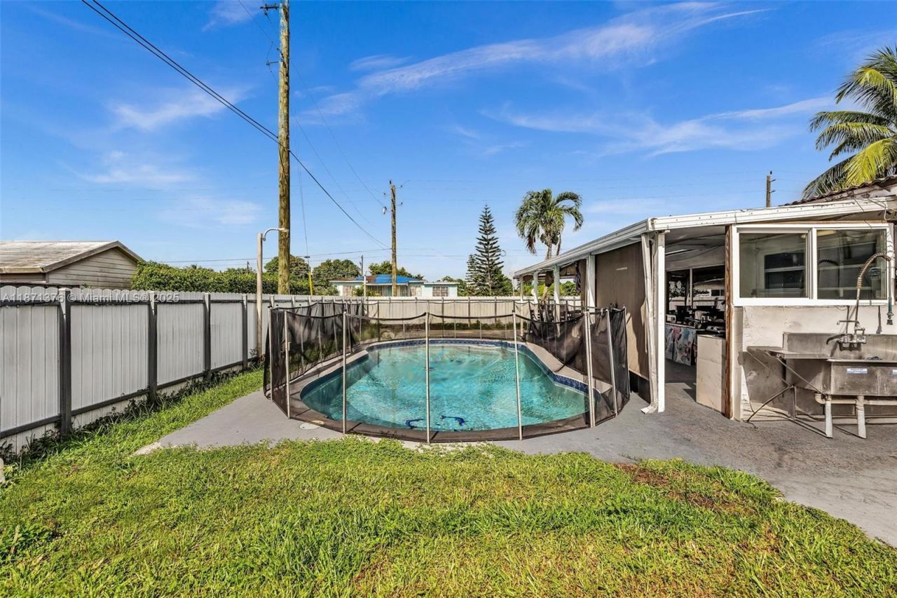 590 W 39th St, Hialeah, FL 33012 Photo