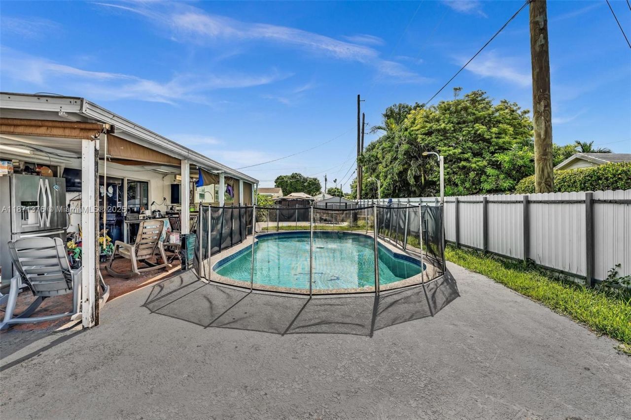 590 W 39th St, Hialeah, FL 33012 Photo