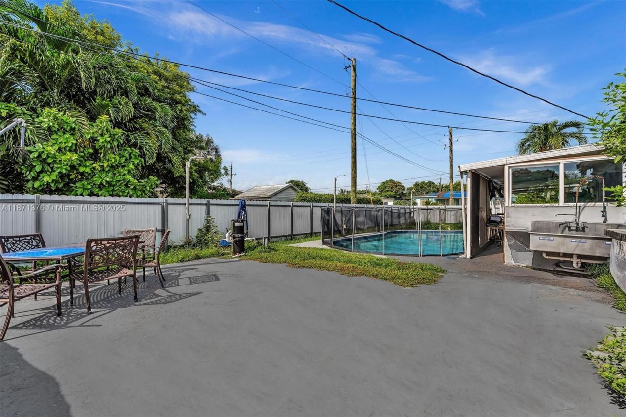590 W 39th St, Hialeah, FL 33012 Photo