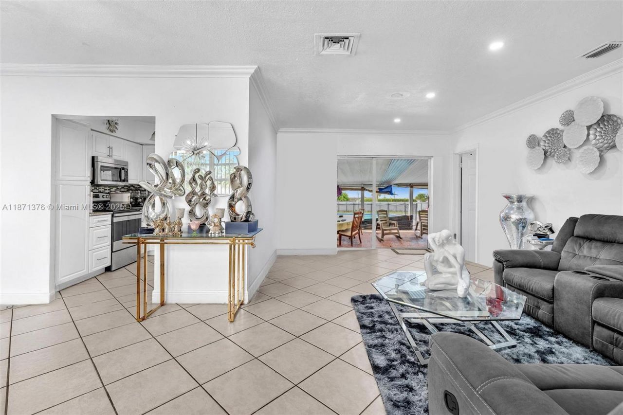 590 W 39th St, Hialeah, FL 33012 Photo