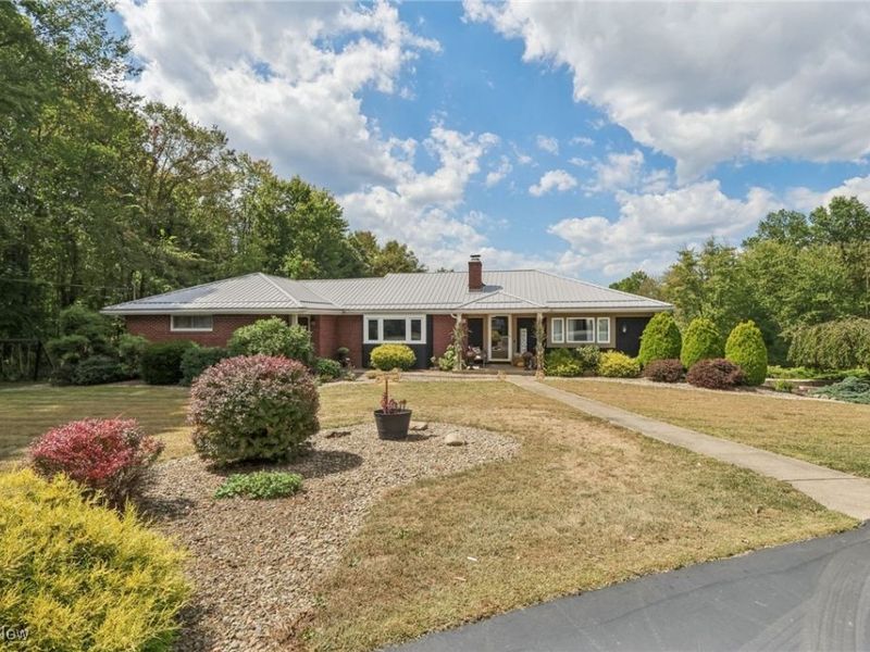 737 Moore Lane, East Palestine, OH 44413 Photo 1