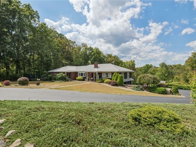 737 Moore Lane, East Palestine, OH 44413 Photo 2