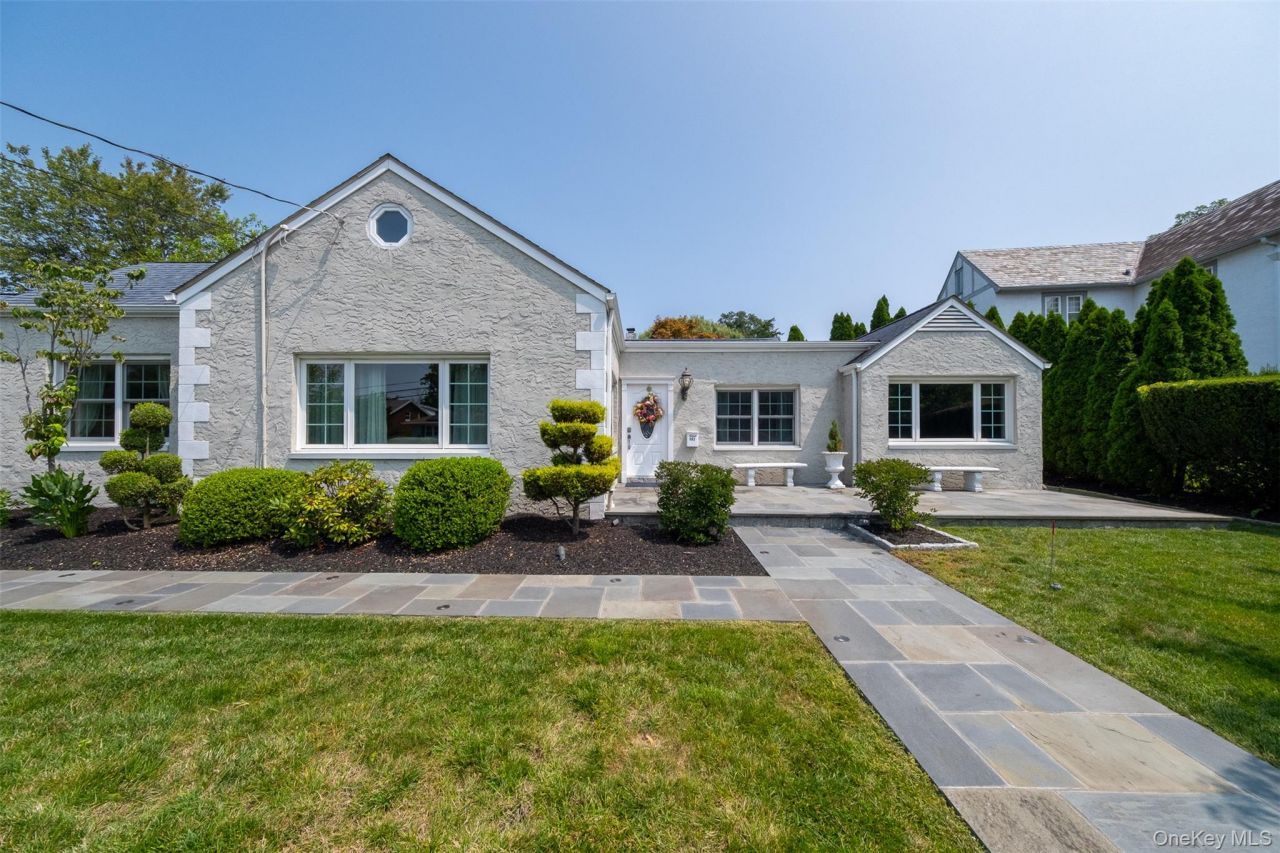 982 Split Rock Road, Pelham, NY 10803 Main Photo