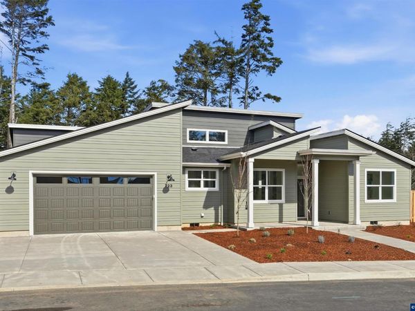 723 SE 42nd Pl, Newport, OR 97366