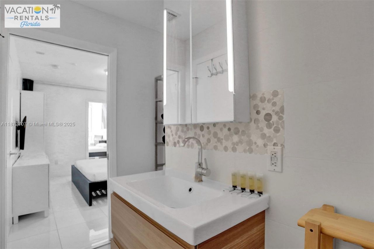 5445 Collins Ave, Unit BAY-14, Miami Beach, FL 33140 Photo