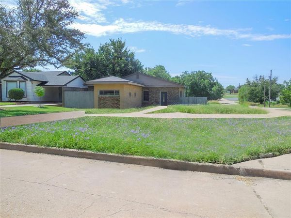 1001 E Lindsey Street, Breckenridge, TX 76424