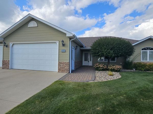 1220 Nicklaus Drive, Aberdeen, SD 57401