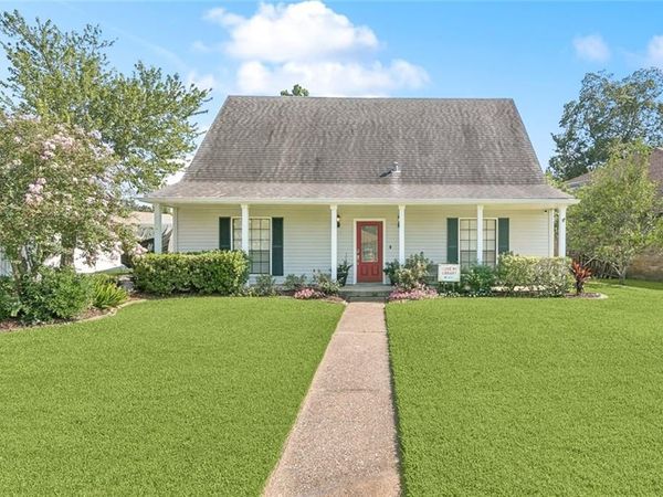 24 MYRTLE HILL Drive, Destrehan, LA 70047