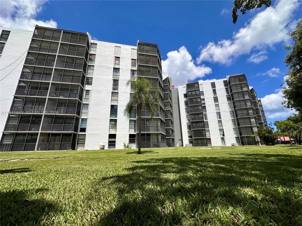 3301 N Country Club Dr, Unit 410, Aventura, FL 33180